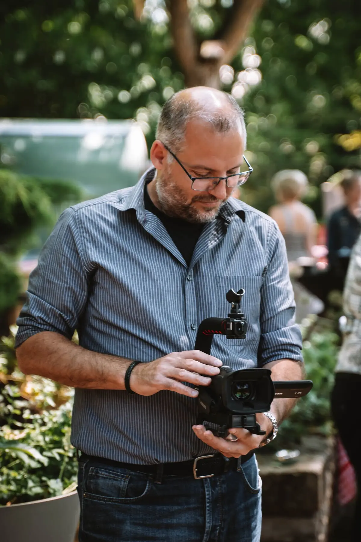 Guillaume Witzer vidéaste dans l'Aube capturé en plein tournage tenant sa caméra professionnel